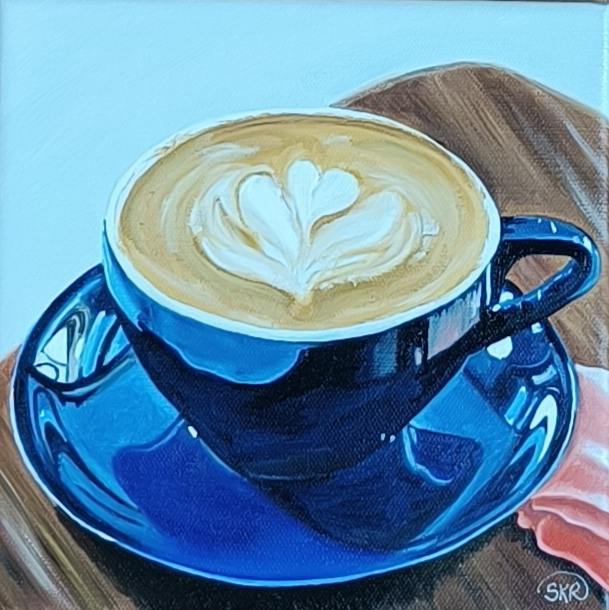 kaffe i mørkeblå kop med serviet. 20*20