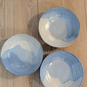 Skål/dyb tallerken lyseblå/beige Ø21m – produktbillede