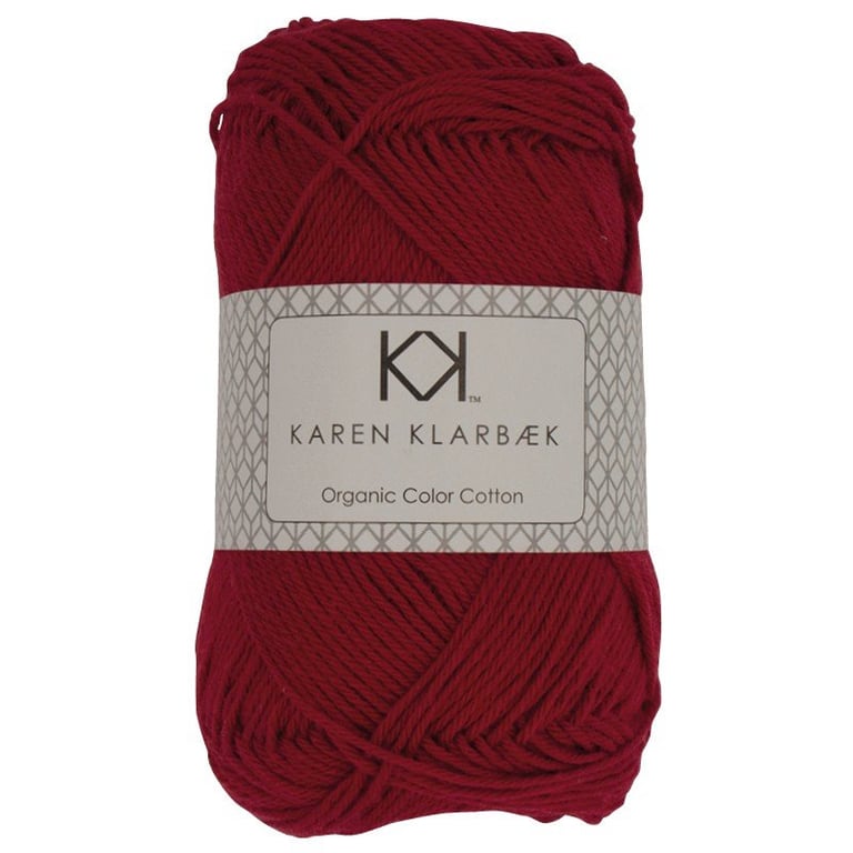 Rødt garnnøgle med etiketten "Karen Klarbæk Organic Color Cotton".
