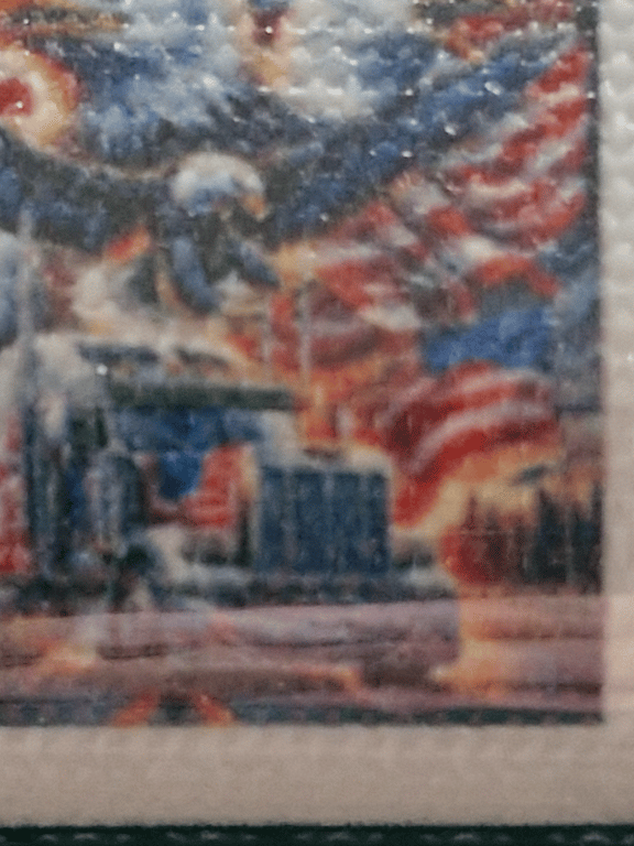 Billede af et motiv med amerikanske flag, skyskrabere og en byscape i baggrunden.
