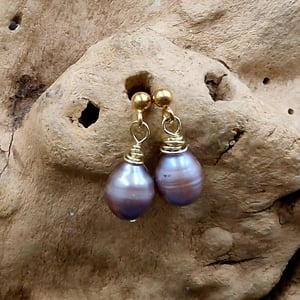 Mørke perle ørestikker. – produktbillede