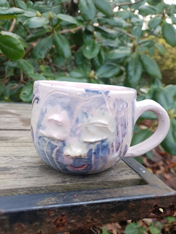 Malerisk mildt smilende kop med hank