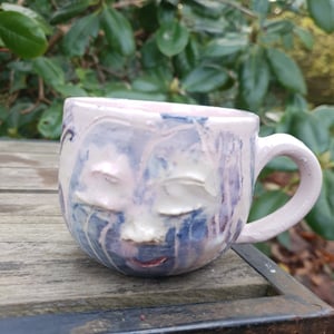 Malerisk mildt smilende kop med hank – produktbillede