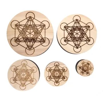 Træplader i forskellige størrelser med indgraverede geometriske mønstre, der ligner Metatron's kube. (4)