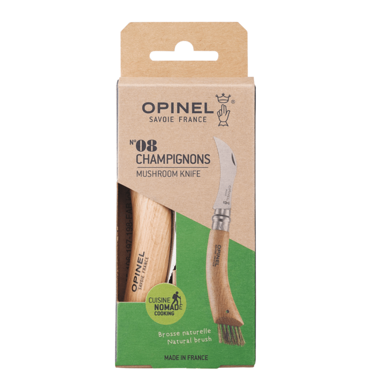 Pakke med Opinel nr. 08 champignonkniv med buet blad og børste, fremstillet i træ og stål, mærket "Made in France".