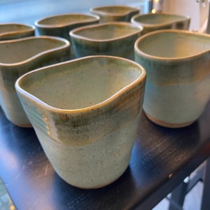 Hånddrejet keramik krus - pastel grøn – produktbillede