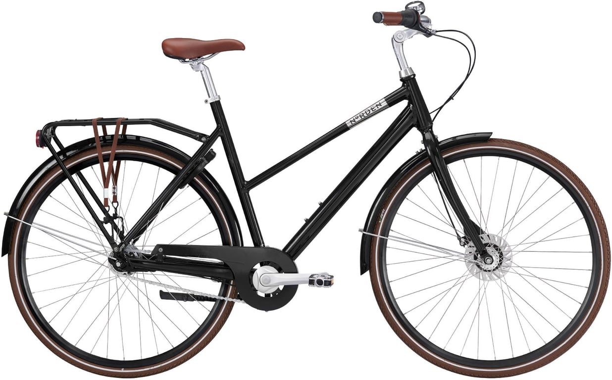 Sort klassisk bycykel med brun saddel og håndtag, skærme og bagagebærer, set fra siden på hvid baggrund.