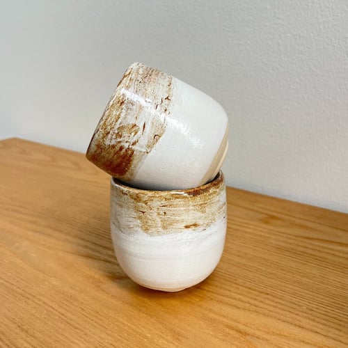 Små kopper i hvid og brun glasur – flat white størrelse (2)