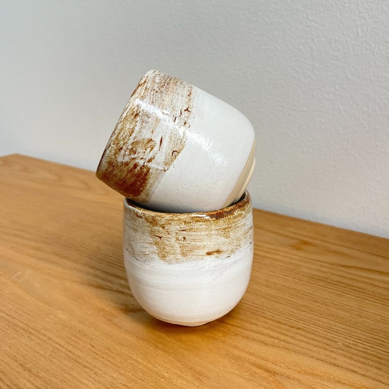 Små kopper i hvid og brun glasur – flat white størrelse billede 2