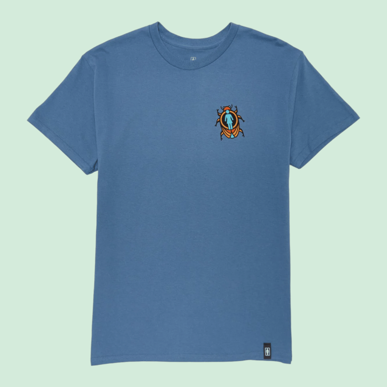 Blå T-shirt med rund hals og små print af en orange og sort bille med en blå menneskefigur på brystet.