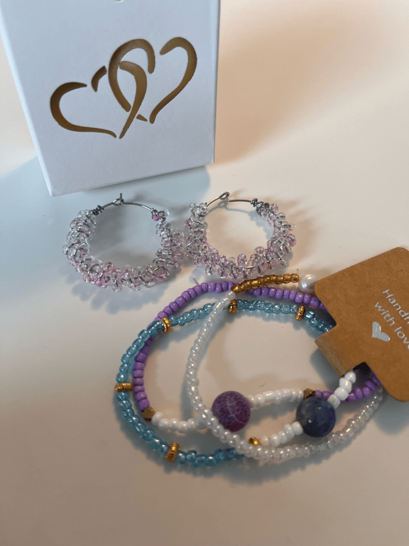 Meget lyserøde glasperler snoet omkring creolerne billede 4