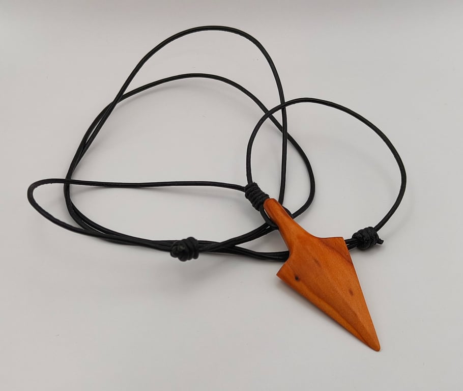 “Pilespids” – håndlavet vedhæng i takstræ