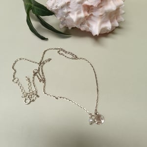 Halskæde med mønt og perle – produktbillede