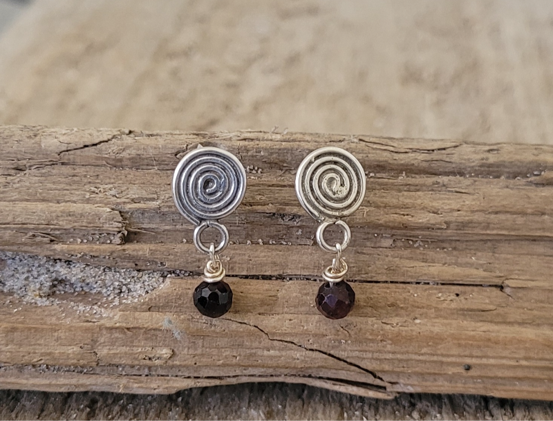 Mørkerøde granat ørestikker.