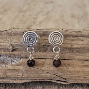 Mørkerøde granat ørestikker. – produktbillede