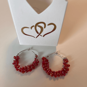 Rødefarvet perler snoet omkring creolen – produktbillede