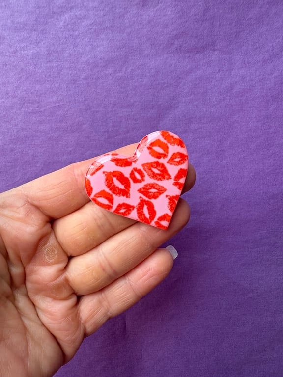 Stor hjerte broche i “Sweet kiss”