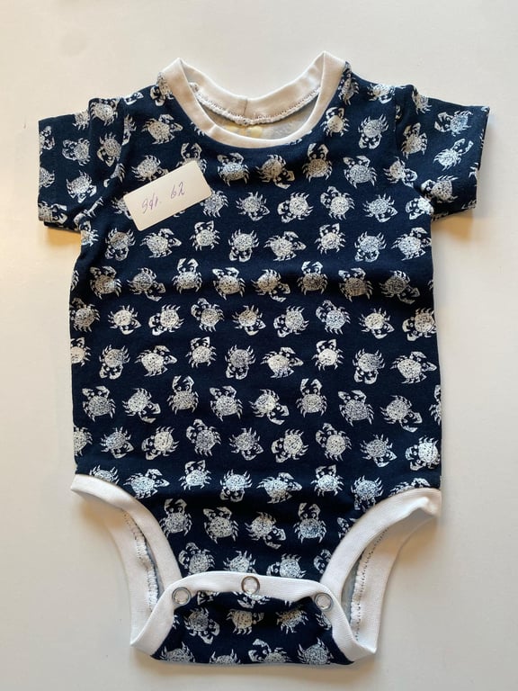 Body med korte ærmer. Størrelse 62