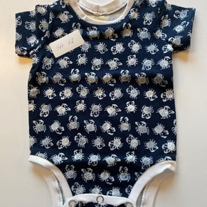 Body med korte ærmer. Størrelse 62 – produktbillede