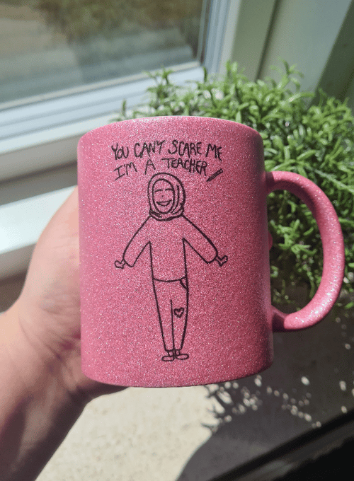 Krus: you cant scare me im a teacher (med tørklæde) Pink Glimmer