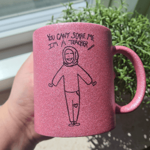 Krus: you cant scare me im a teacher (med tørklæde) Pink Glimmer – produktbillede