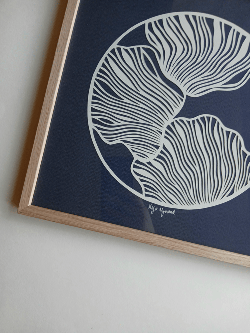 30x30cm papercut, Marineblå, knækket hvid, indrammet 