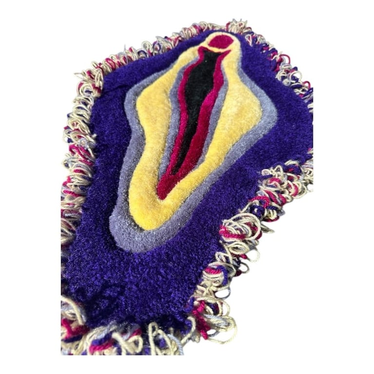 Tuftet gulvtæppe – Kone i lilla og gul  – 100% blødt akryl (43x74 cm) billede 2