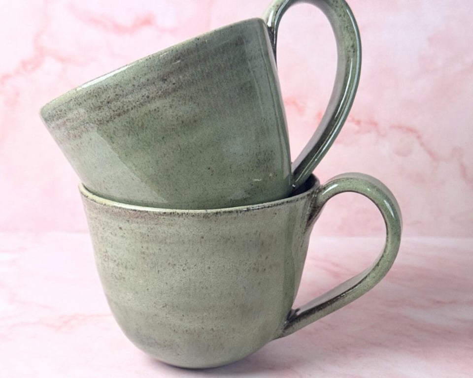 Sandfarvet/støvgrøn kop