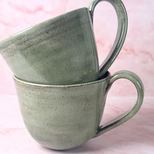 Sandfarvet/støvgrøn kop – produktbillede