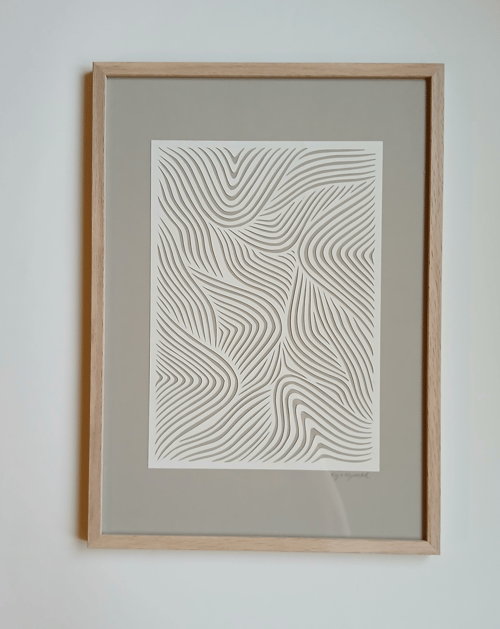 A3 papercut, knækket hvid. beigegrå. indrammet