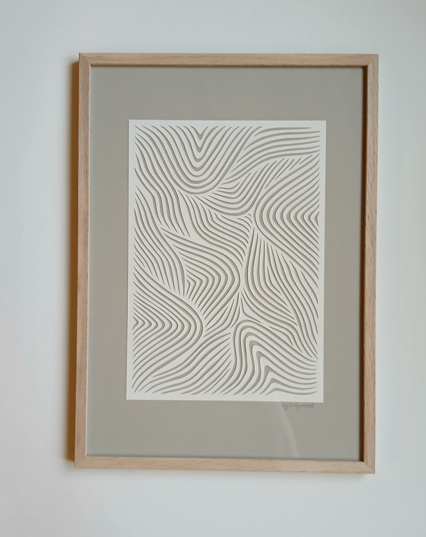 A3 papercut, knækket hvid. beigegrå. indrammet