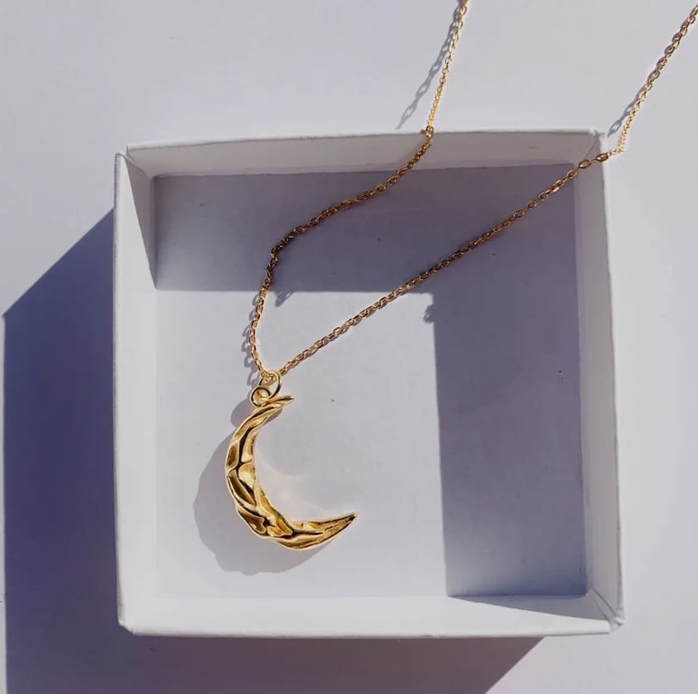 I AM Free &amp; Happy  -  Måne halskæde guld (4)