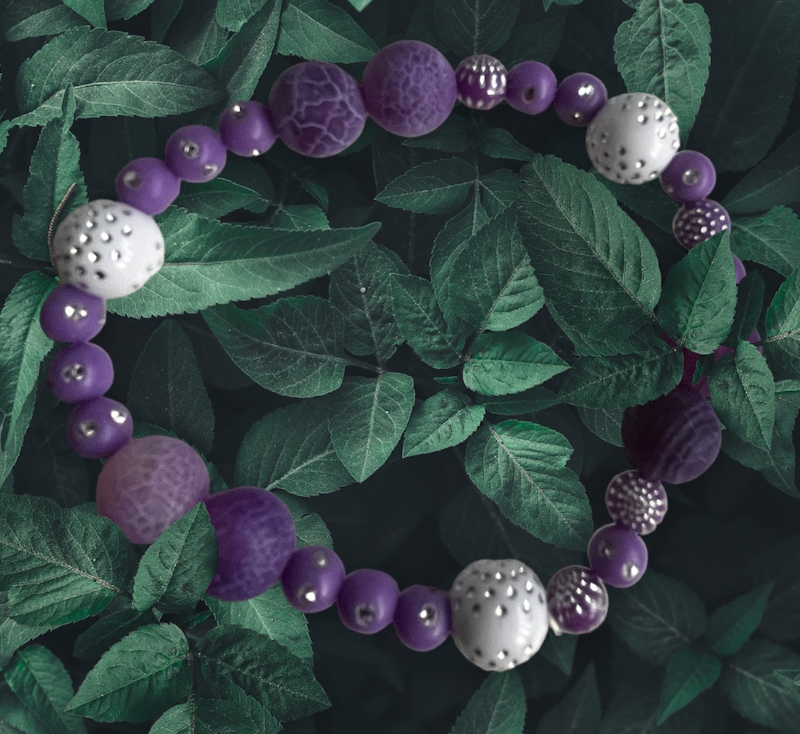 Purple Rain - armbånd lavet i akryl perler og agat perler.