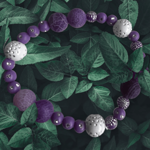 Purple Rain - armbånd lavet i akryl perler og agat perler. – produktbillede