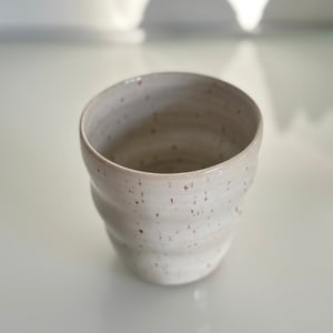 Spiralkrus råhvid med nister – produktbillede