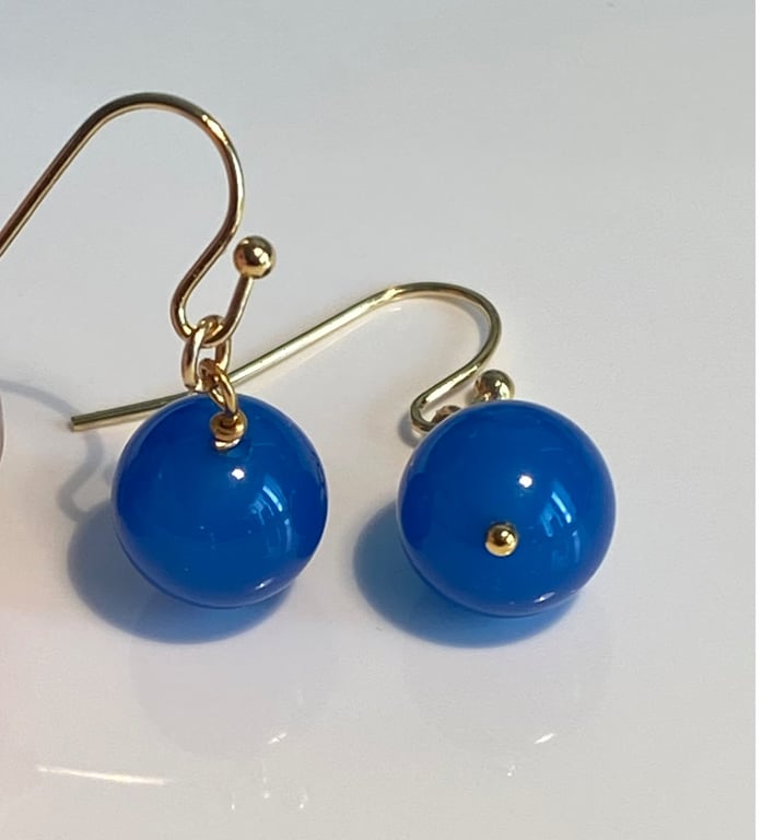 Øreringe med mørke blå jade kugler 