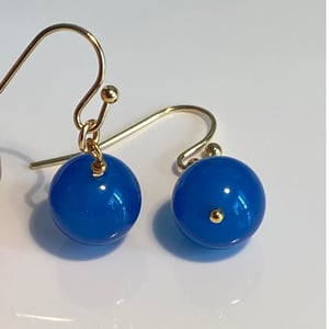 Øreringe med mørke blå jade kugler  – produktbillede