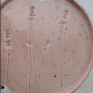 Frokosttallerken med lavendel i rosa glasur – produktbillede