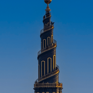 Vor frelser kirkes tårn i København lige før solnedgang også kendt som det snoede tårn – produktbillede