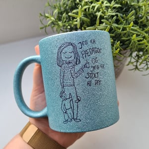 Krus: Jeg er pædagog og jeg er stolt af det Lys Blå Glimmer – produktbillede