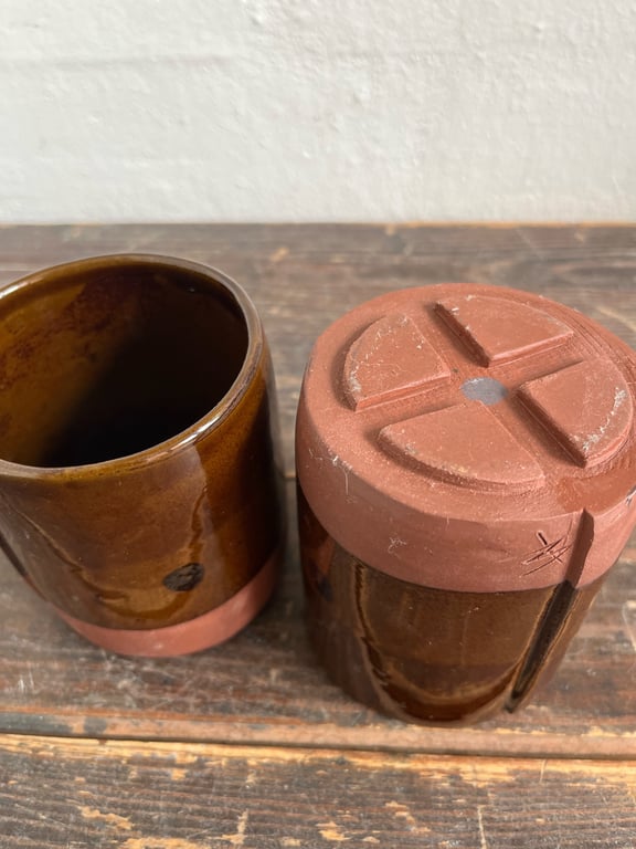 Krus i rødt ler og brun glasur.  billede 2