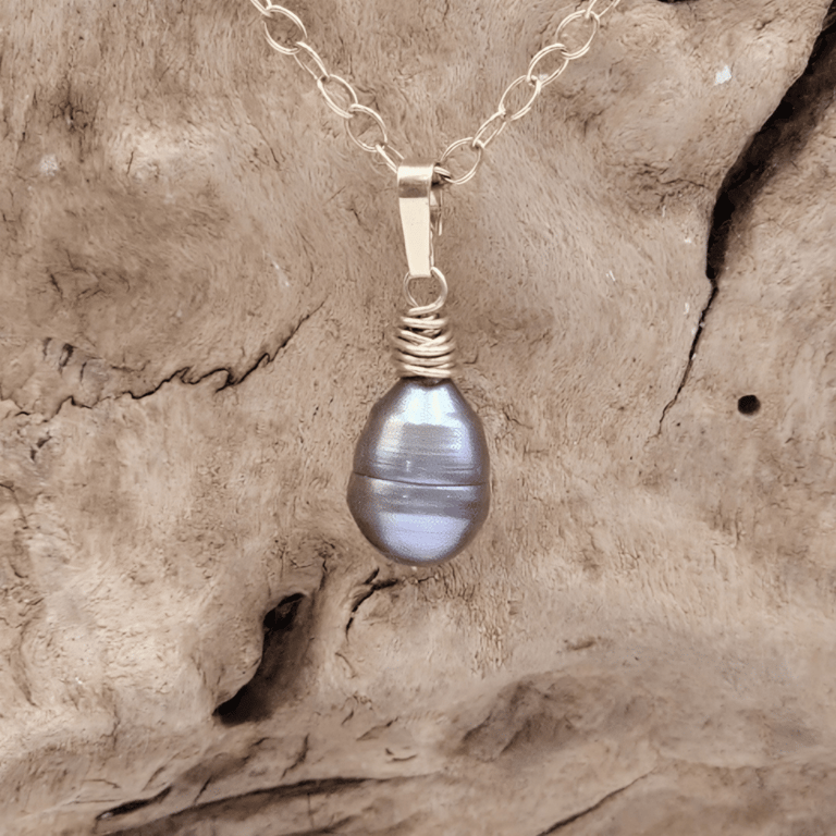 Mørkt perle vedhæng.