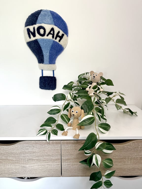 Farverig tuftet Luftballon med personligt detalje i form af navn eller initialer.