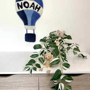 Farverig tuftet Luftballon med personligt detalje i form af navn eller initialer. – produktbillede