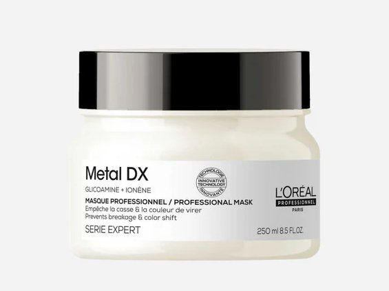 Beholder med L'Oréal Professionnel Metal DX hårmaske, hvid krukke med sort låg, 250 ml.