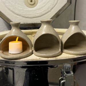 Holder til fyrfadslys i beige granit – produktbillede