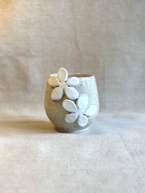 Pre-order Flower kop med hvide blomster, sandfarvet billede 2