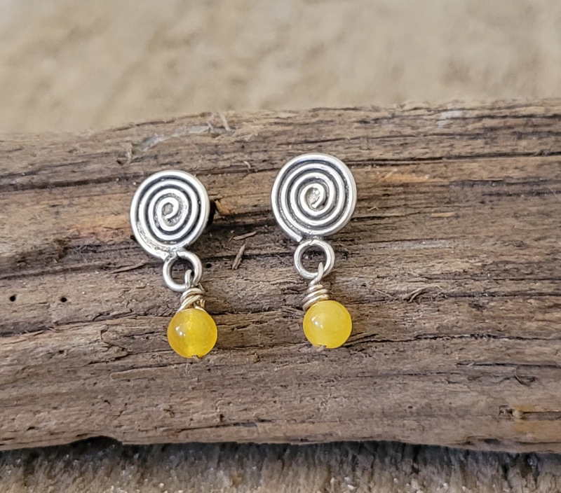 Gul jade ørestikker.