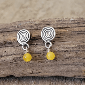 Gul jade ørestikker. – produktbillede