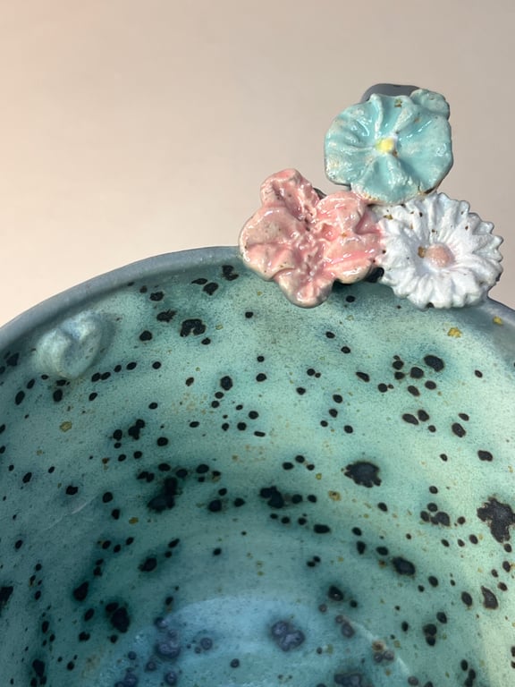 Kop med blomster på hanken. 390 ml. H: 7,5 cm billede 3